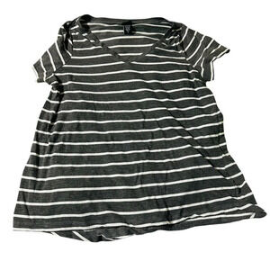 Torrid women's size 1 striped v-neck shirt grey and white